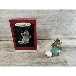 HALLMARK KEEPSAKE ORNAMENT‎ MOM 1995 Parents Bear Adult Food